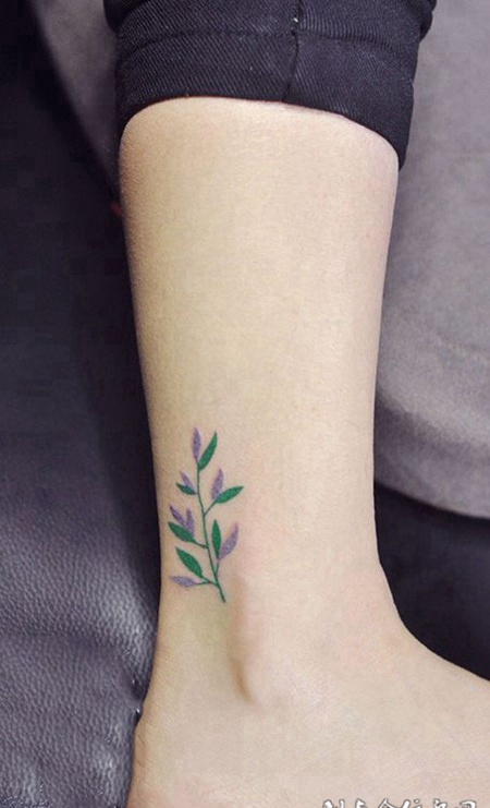 绿色的小清新，脚踝可爱的枝叶彩绘纹身