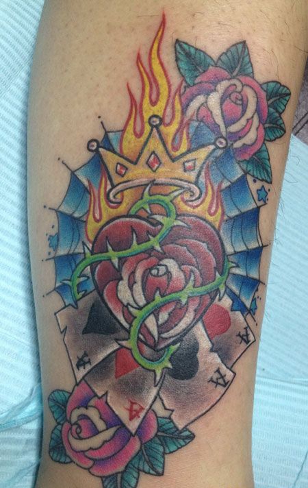 手臂玫瑰火焰扑克牌纹身图案