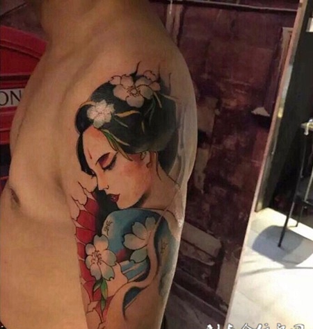 闲情逸致，手臂鲜花与艺妓彩绘纹身
