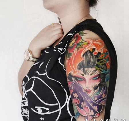 如花美貌，手臂艺妓彩绘纹身