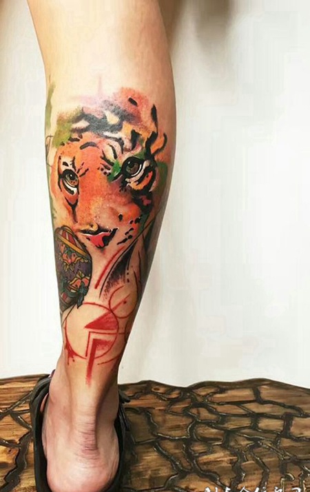 强者的凝视，小腿虎头彩绘纹身