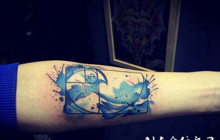 大浪滔天，手臂水彩几何浪花纹身