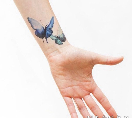 彩蝶双飞，手腕个性蝴蝶彩绘纹身
