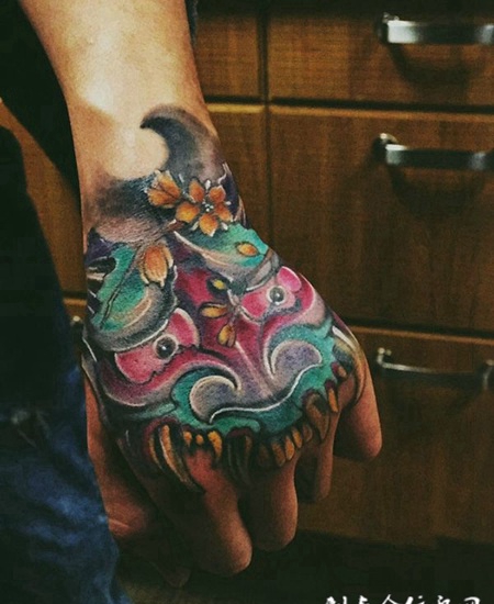 恨意之拳，手背个性般若彩绘纹身