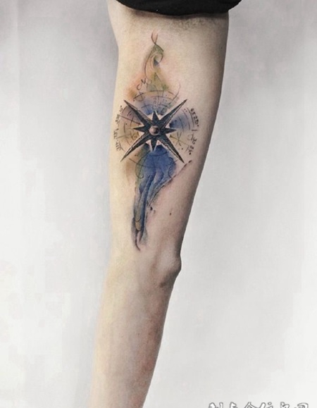 指引人生的方向，手臂水彩指南针纹身图案