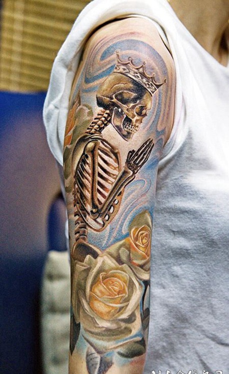 亡灵的祈祷，手臂细致入微的骷髅与玫瑰纹身
