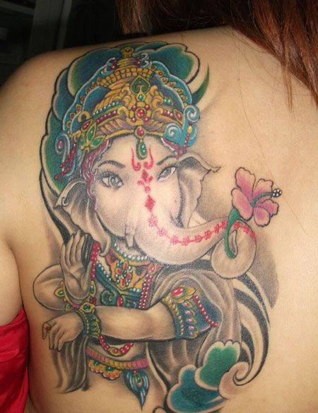 美女后背上的象神纹身图案