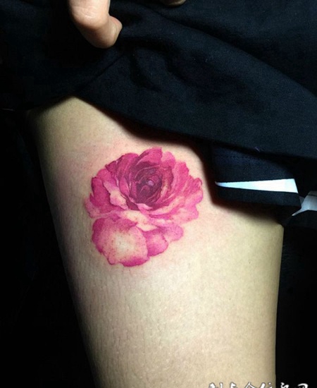 女人花开，大腿好看的玫瑰彩绘纹身