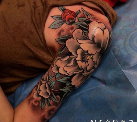等一朵花开，大臂好看的牡丹花彩绘纹身