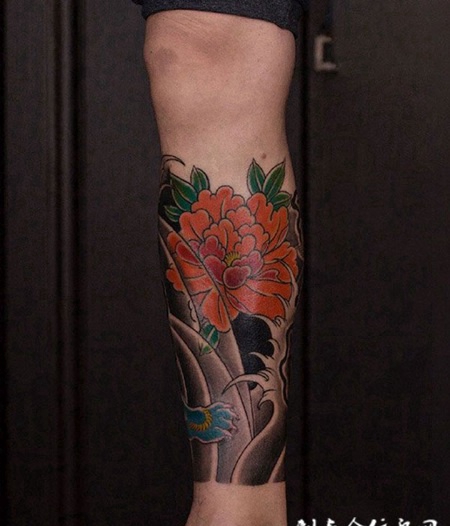 腿部彩绘牡丹纹身图案