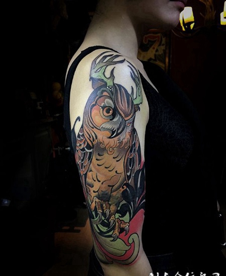 夜空卫士，手臂newschool风格猫头鹰彩绘纹身