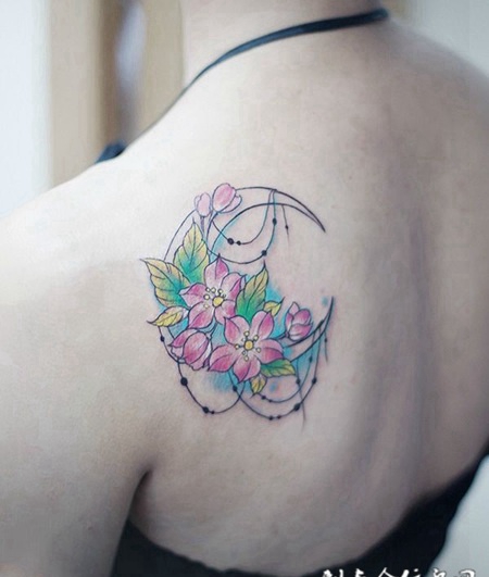 月下花开，后背花与月彩绘纹身