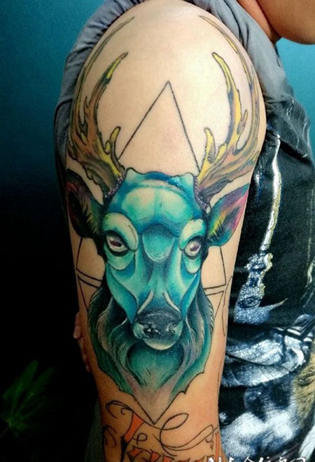 大臂彩绘鹿纹身图案