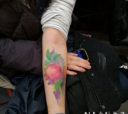 投桃报李，手臂水彩桃子纹身图案