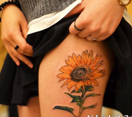 享受阳光，大腿向日葵彩绘纹身