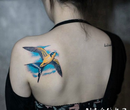 天高任鸟飞，后背飞鸟彩绘纹身