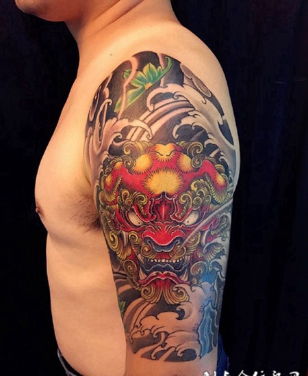 手臂上的传统风唐狮纹身图案