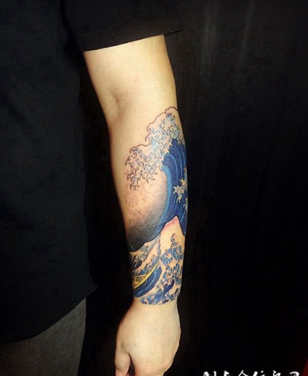 手臂上的神奈川冲浪纹身图