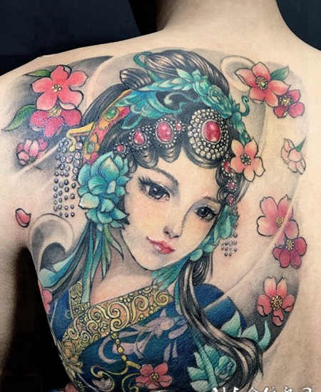 乱世芳华，后背漂亮的花旦彩绘纹身