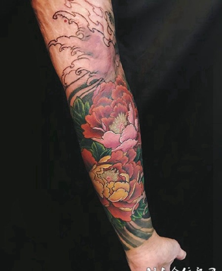 传统风格，手臂上的牡丹花纹身