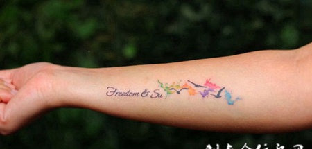 天高任鸟飞，手臂小清新飞鸟英文纹身