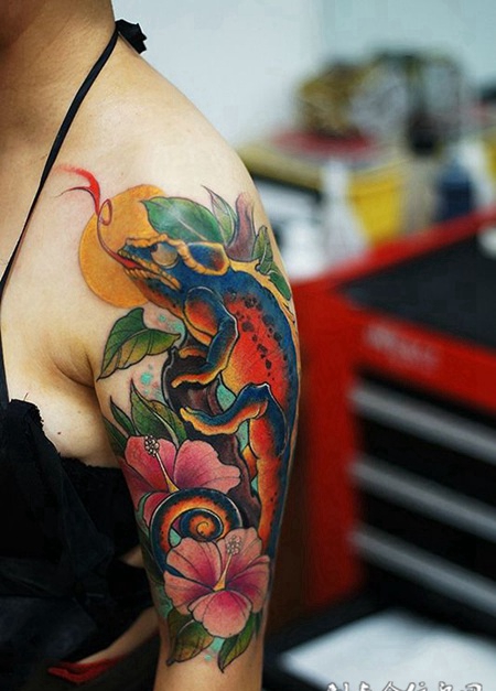 花丛中的小精灵，手臂个性变色龙彩绘纹身