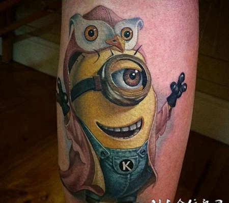 可爱萌物，腿部小黄人卡通彩绘纹身