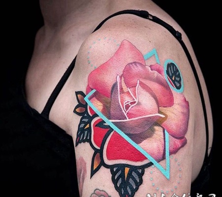 超脱的美丽，手臂写实风玫瑰彩绘纹身