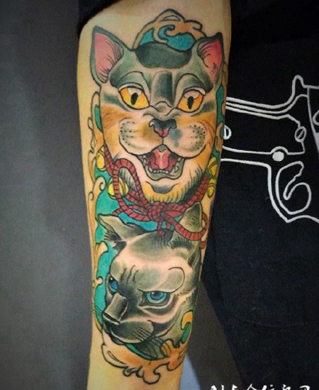 手臂上的灵动猫彩绘纹身