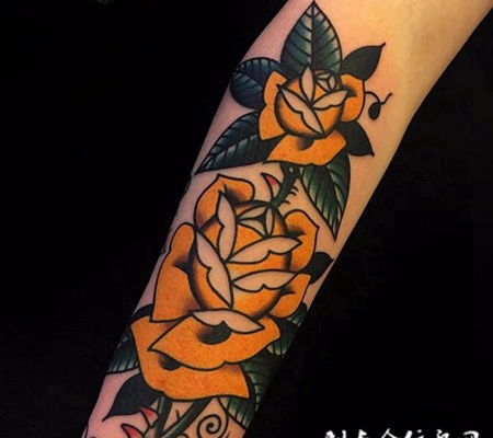 精美的传统风格手臂花卉纹身图案