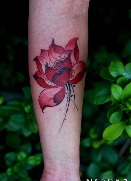 红莲绽放，手臂莲花彩绘纹身