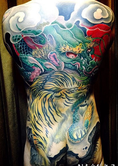 龙争虎斗，满背霸气龙与老虎彩绘纹身