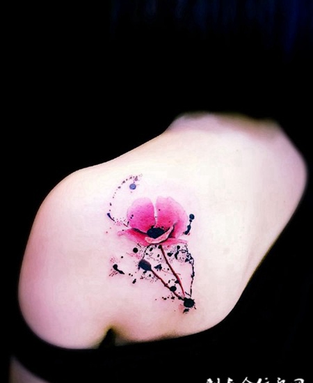 美丽的诱惑，后背泼墨罂粟花彩绘纹身