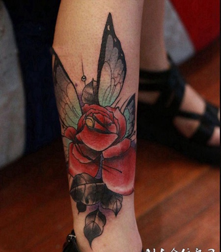 花下隐蝶，小腿玫瑰花与蝴蝶彩绘纹身