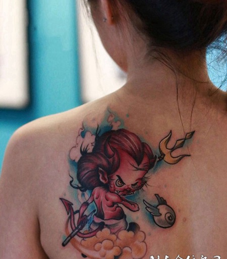 古灵精怪，后背小夜叉卡通彩绘纹身