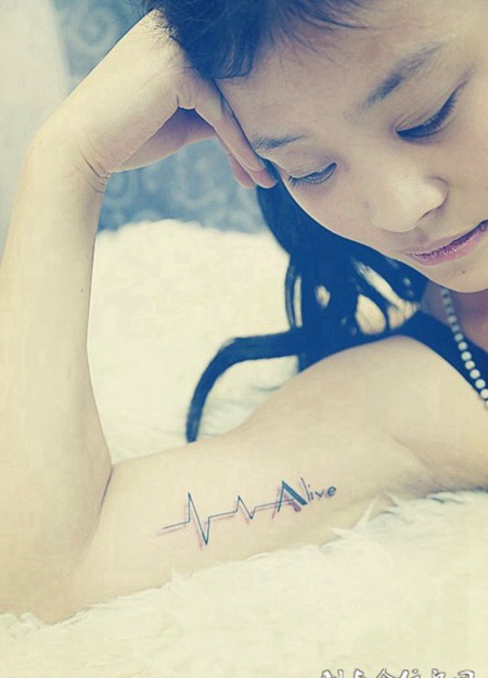 鲜活的人生，手臂好看的d心电图英文纹身