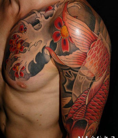 彩绘男子半甲漂亮的红鲤鱼纹身图案