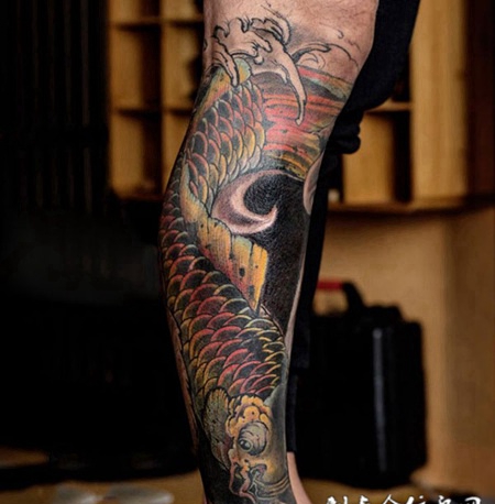 浪中锦鲤，小腿传统锦鲤彩绘纹身
