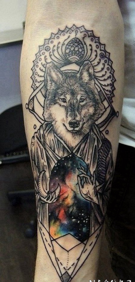 手臂上帅气的彩绘狼先生纹身图片