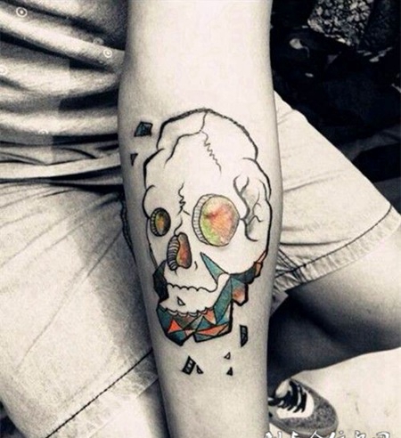 手臂上的彩绘骷髅纹身图