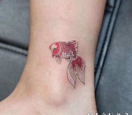 风水轮转，脚踝处可爱的金鱼彩绘纹身