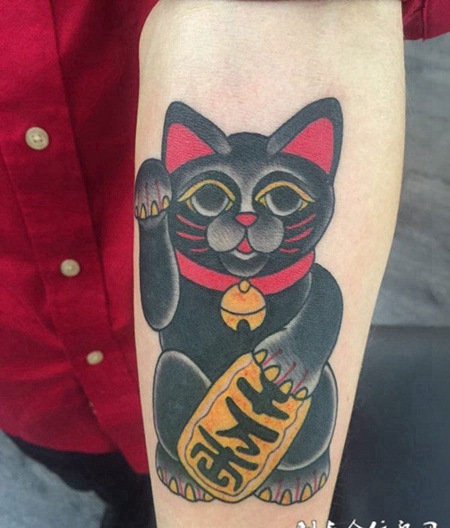 彩绘小臂上黑色招财猫纹身图片