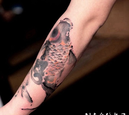 鱼水流长，手臂水墨鲤鱼纹身图案