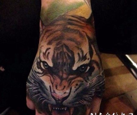 手背上凶狠的老虎纹身图案
