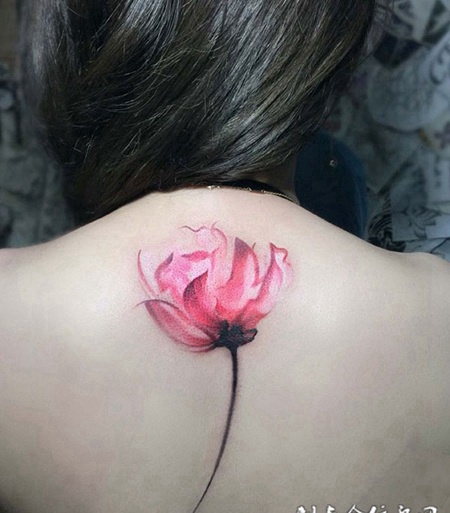 如鲜花般盛放，后背美丽的鲜花彩绘纹身
