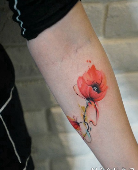 风吹红花开，手臂水彩鲜花纹身图案