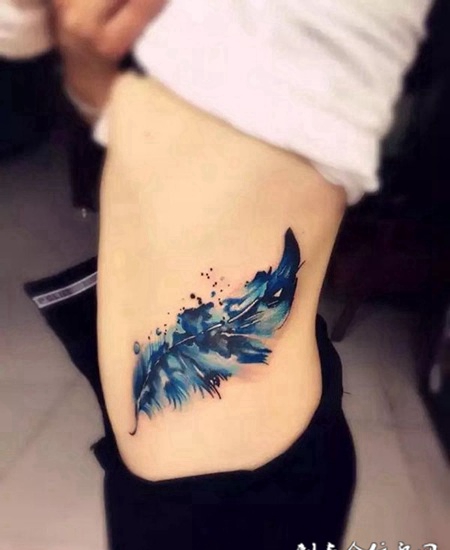 彩色绚烂，腰部鲜艳的蓝色羽毛纹身
