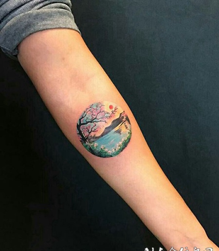 圆中的小世界，手臂个性风景彩绘纹身