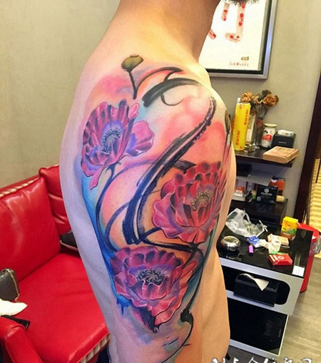 美似毒药，手臂罂粟花彩绘纹身