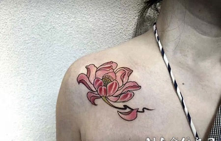 彩莲迎风开，锁骨处莲花彩绘纹身